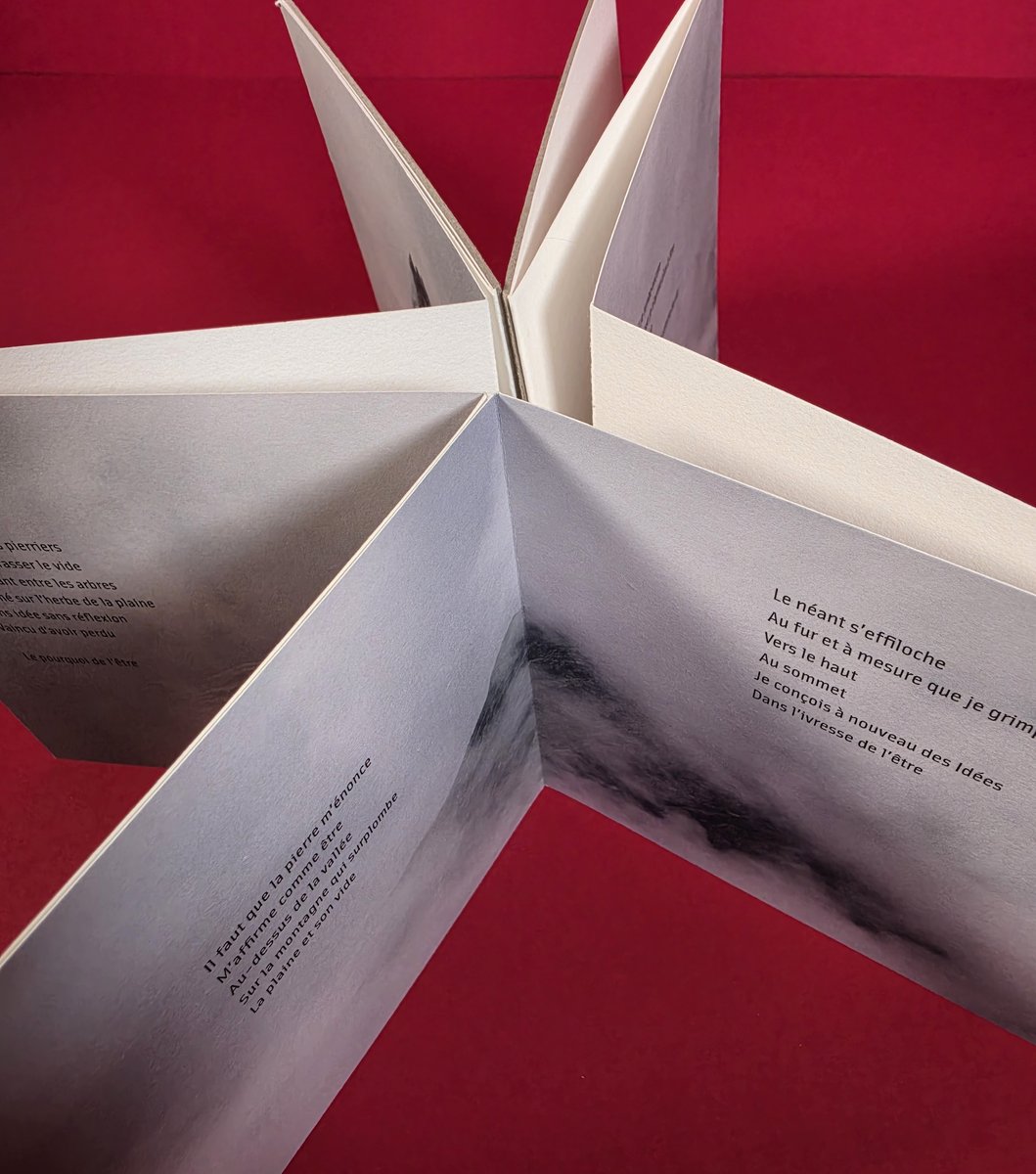 Le livre debout, replié en accordéon