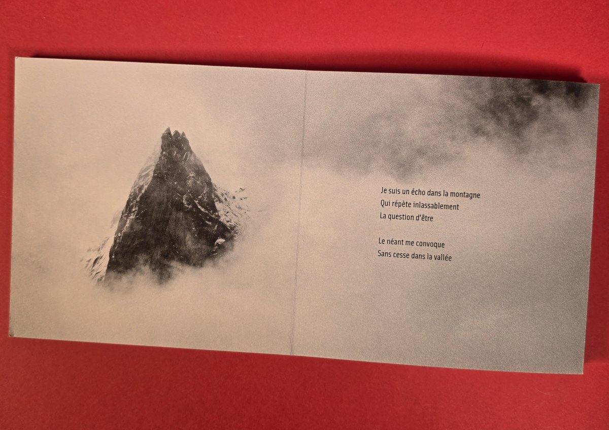 Une double page dépliée — la montagne et le poème