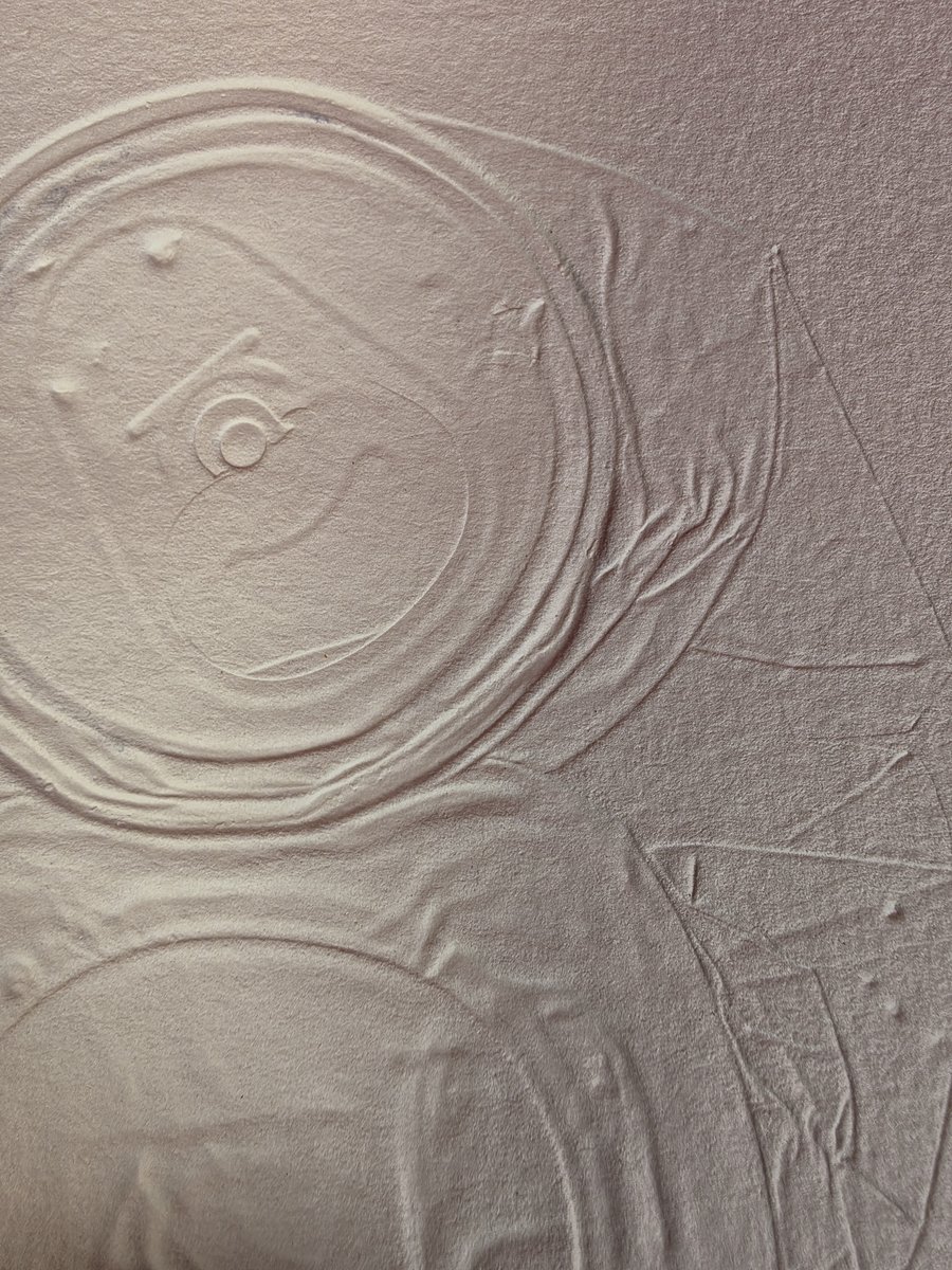L'empreinte du métal, en relief dans la page