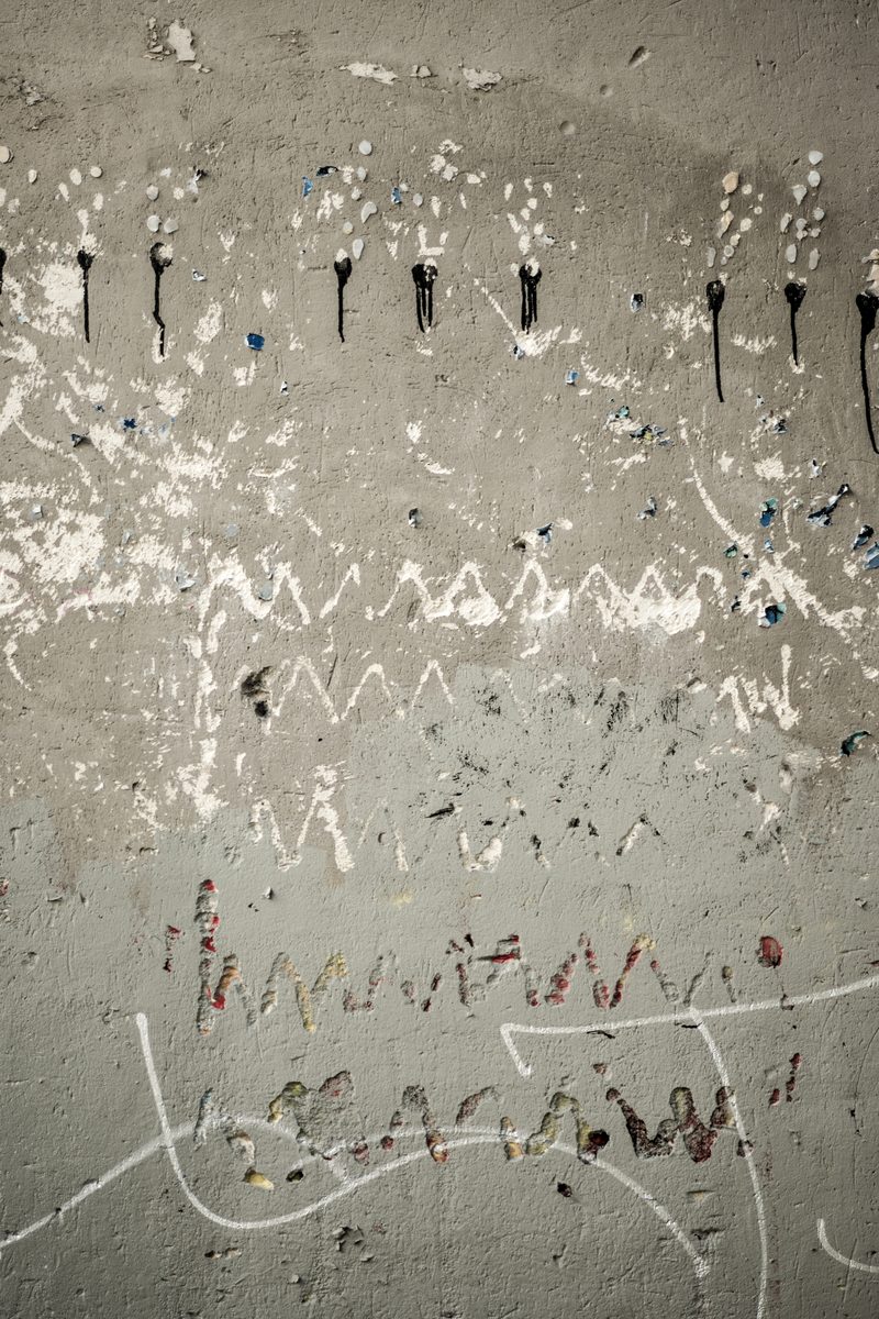 Entailles et coulures sur un mur